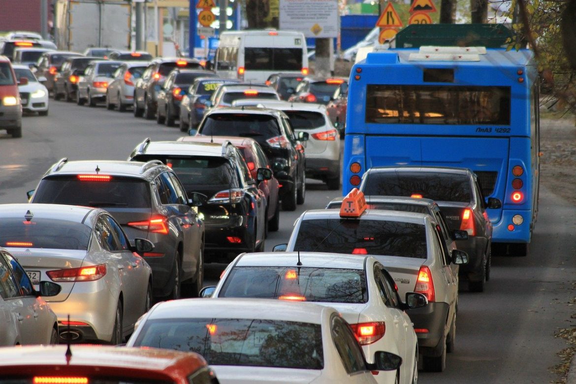 Départs en vacances : la situation s’améliore sur les routes, mais de nombreux embouteillages persistent